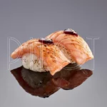 Суши с опалённым лососем
